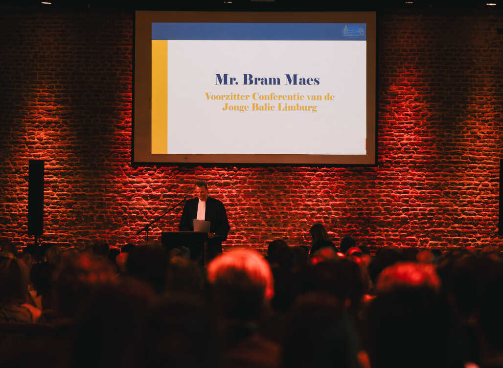 Advocaat Bram Maes van ons kantoor, Voorzitter van de Conferentie van de Jonge Balie Limburg tijdens de openingsconferentie van het gerechtelijk jaar 2025-2026. - 0