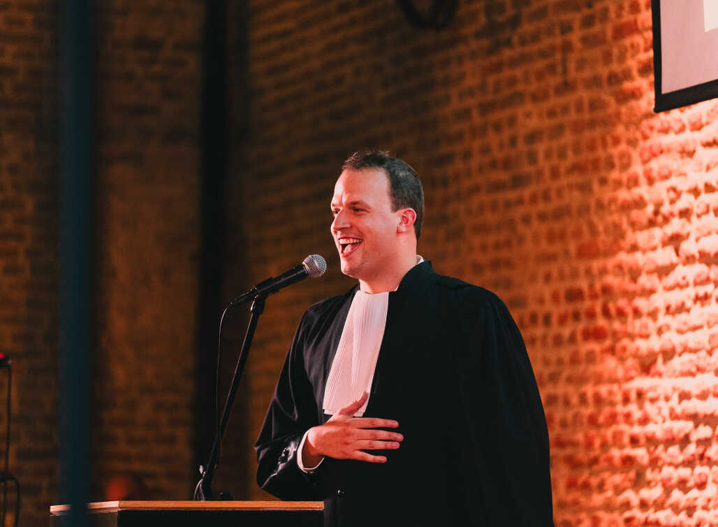 Advocaat Bram Maes van ons kantoor, Voorzitter van de Conferentie van de Jonge Balie Limburg tijdens de openingsconferentie van het gerechtelijk jaar 2025-2026. - 1