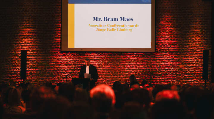 Advocaat Bram Maes tijdens de openingsconferentie Jonge Balie Limburg